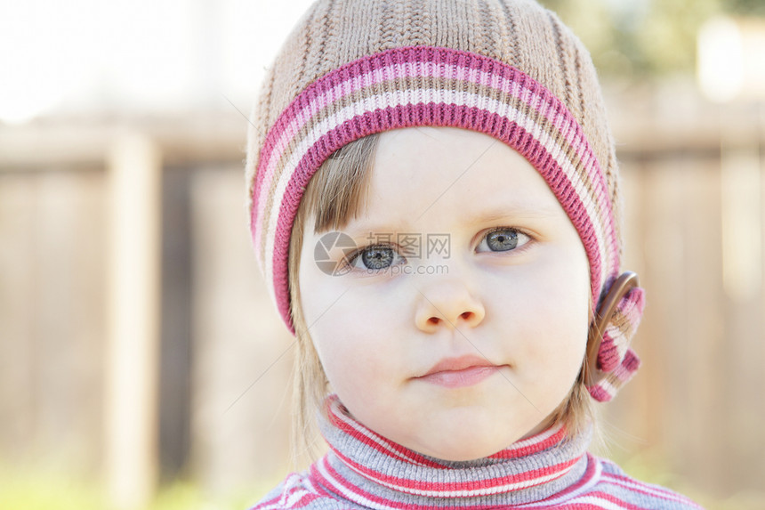 可爱的幼儿女孩孩子投标帽子喜悦微笑针织季节压痛女儿儿童图片