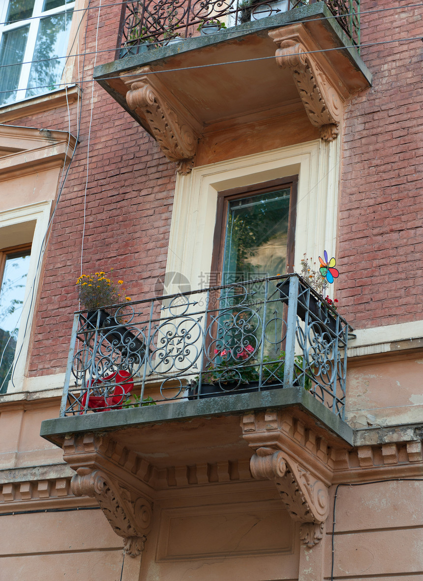 一栋楼的花阳台和花朵文化庆典古董门廊生活大厦奢华场景建筑酒店图片