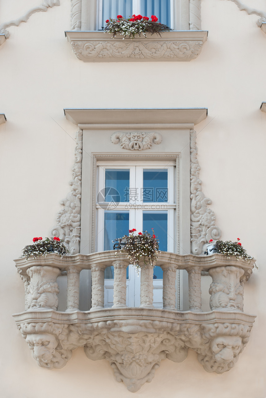 一栋楼的花阳台和花朵建筑文化旅游古董城市蓝色门廊假期别墅街道图片