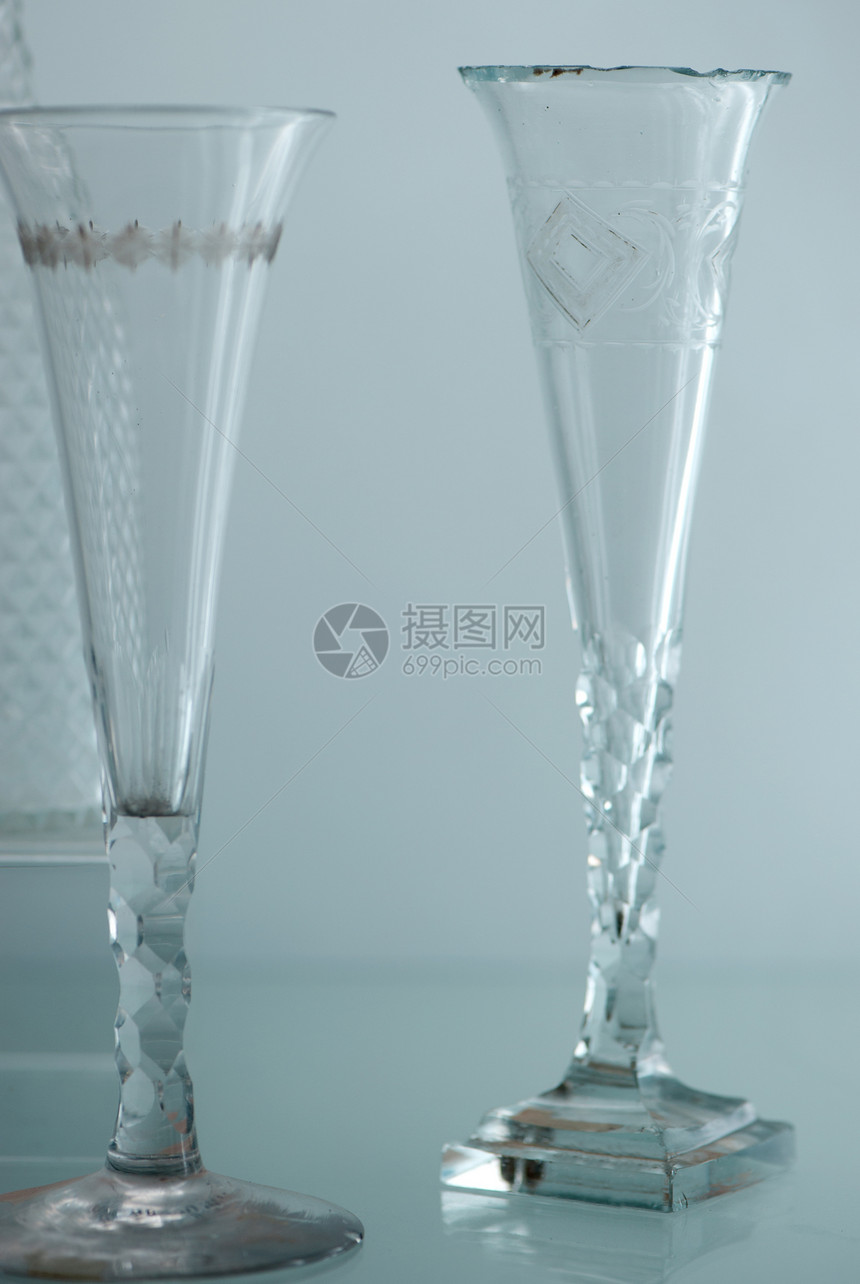 旧玻璃杯厨房材料历史高脚杯圣杯用具曲线斑点杯子蓝色图片