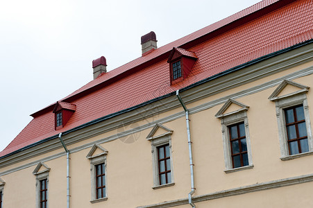 红屋顶住房房子水平平铺建筑窗户天空红色瓷砖材料背景图片