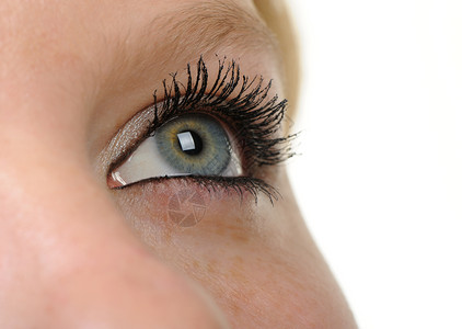 女性眼角膜黑色宏观光学睫毛膏化妆品白色睫毛女士蓝色背景