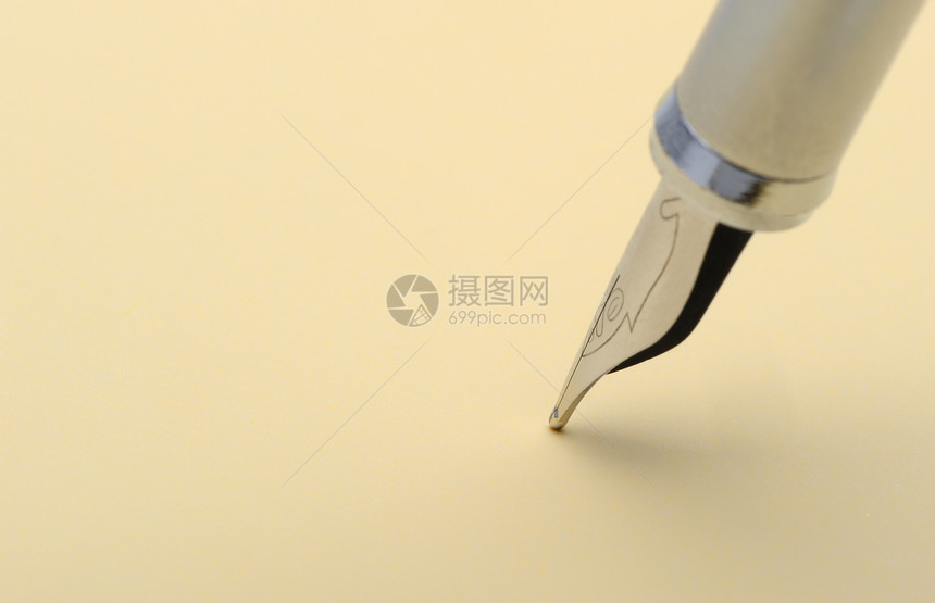 银喷泉笔结创造力阴影用具笔尖宏观商业知识分子教育黄色钢笔图片