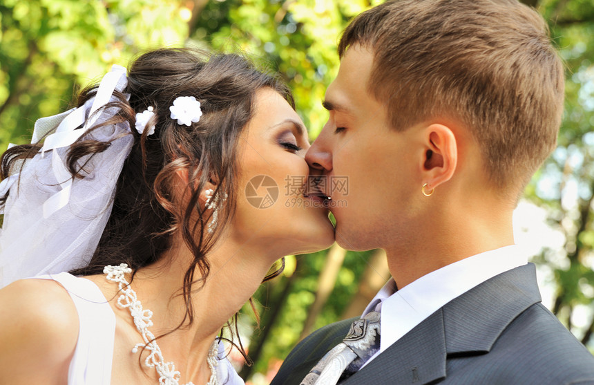 新婚夫妇婚礼花朵裙子妻子庆典花束仪式幸福蜜月已婚图片