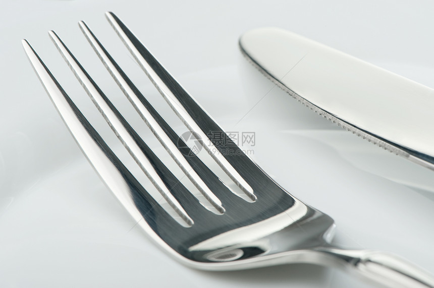 刀和叉在盘子上晚餐餐具午餐食物反射剪裁阴影奢华金属环境图片