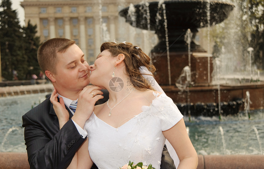 新婚夫妇男性蜜月喷泉面纱裙子幸福丈夫婚礼妻子已婚图片