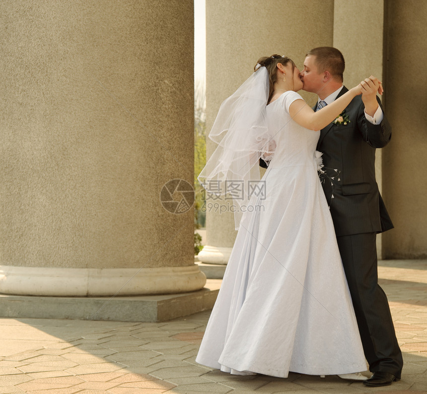 新婚夫妇花朵丈夫幸福舞蹈已婚花束裙子面纱婚礼家庭图片