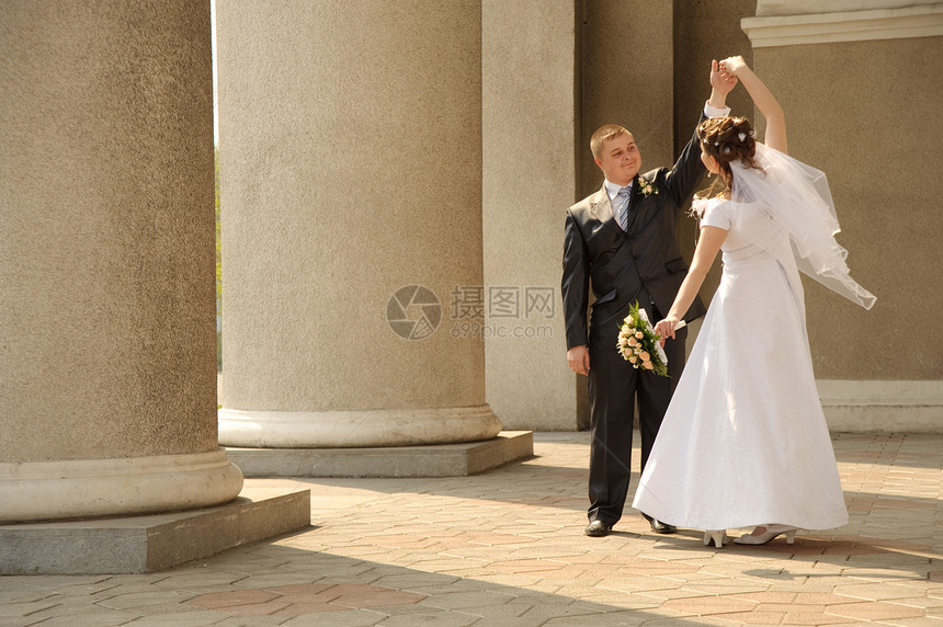 新婚夫妇女性妻子丈夫家庭婚礼仪式男人舞蹈裙子新娘图片