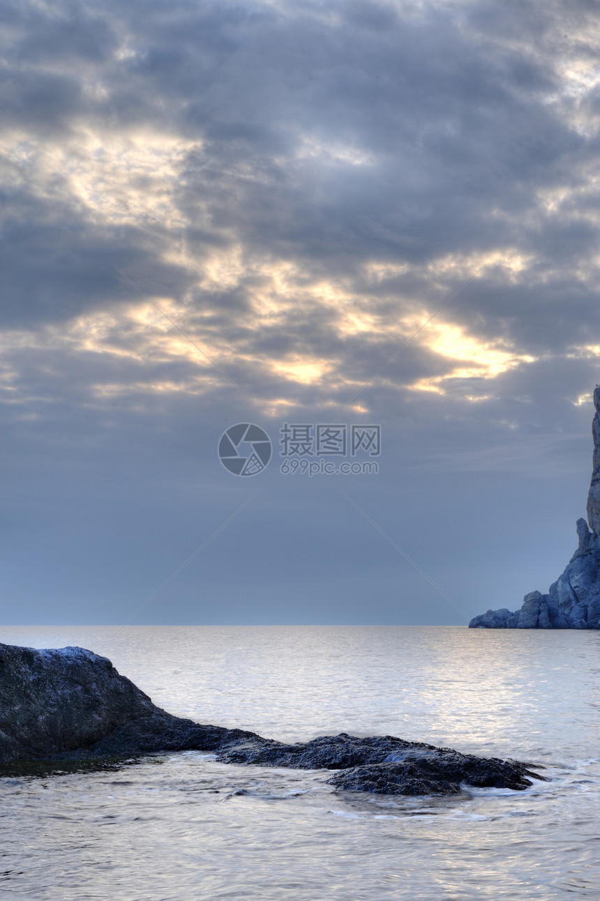 夜间的海岸线和山岳风景薄雾卵石场景海景阳光风暴海浪假期石头图片