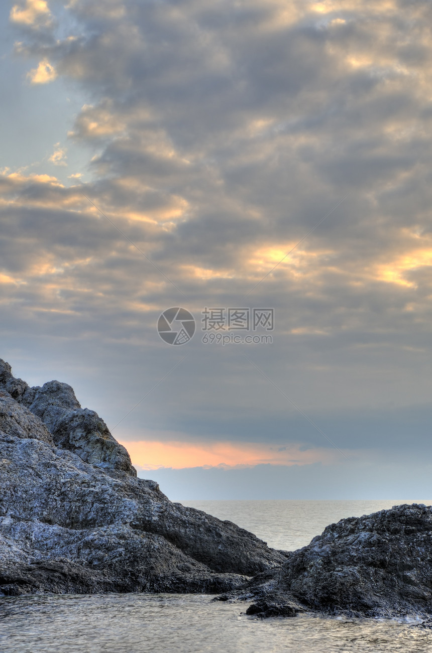 夜间的海岸线和山岳风暴假期卵石石头风景岩石巨石阳光场景海浪图片