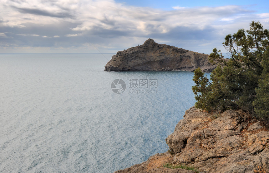 夜间的海岸线和山岳卵石日落巨石风暴阳光假期岩石场景地平线天空图片