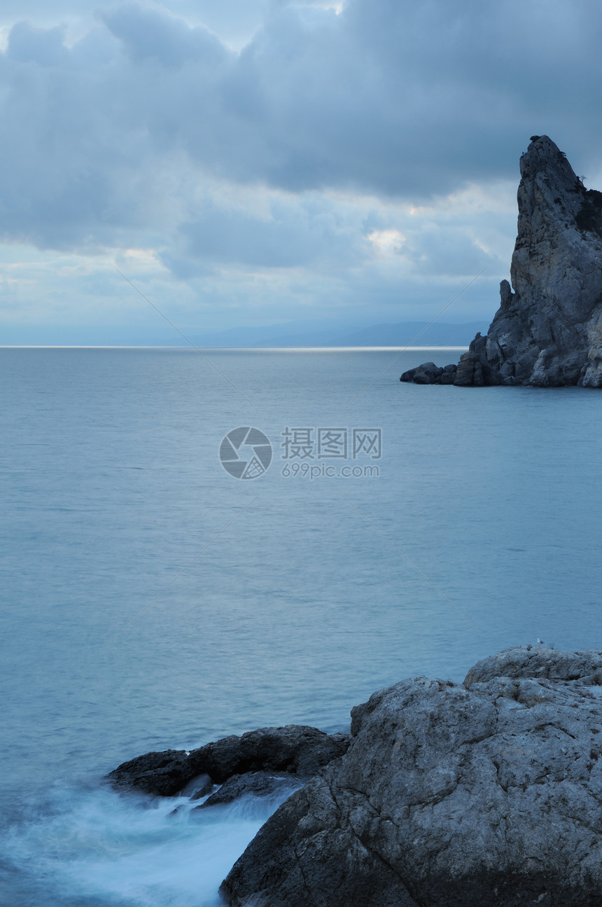 夜间的海卵石巨石石头阳光地平线假期风景海岸线天空海景图片