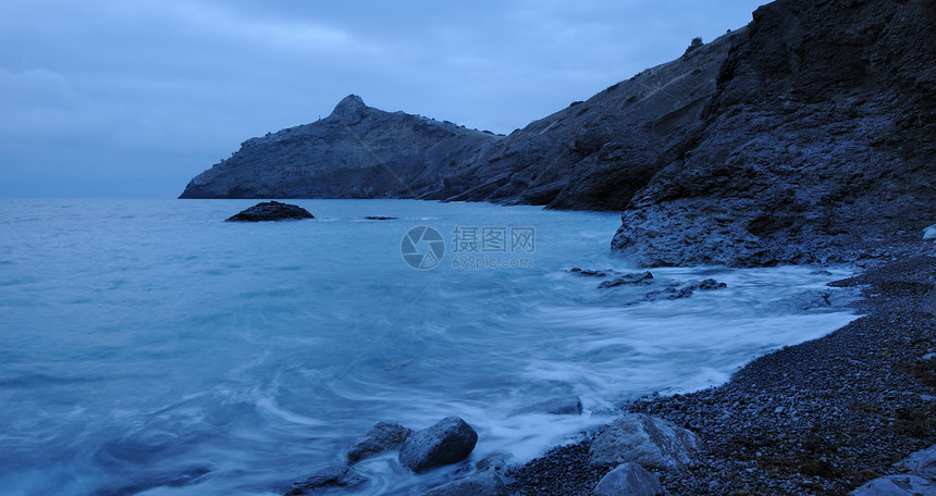 夜间的海岩石海景阳光假期海滩地平线薄雾场景风景蓝色图片