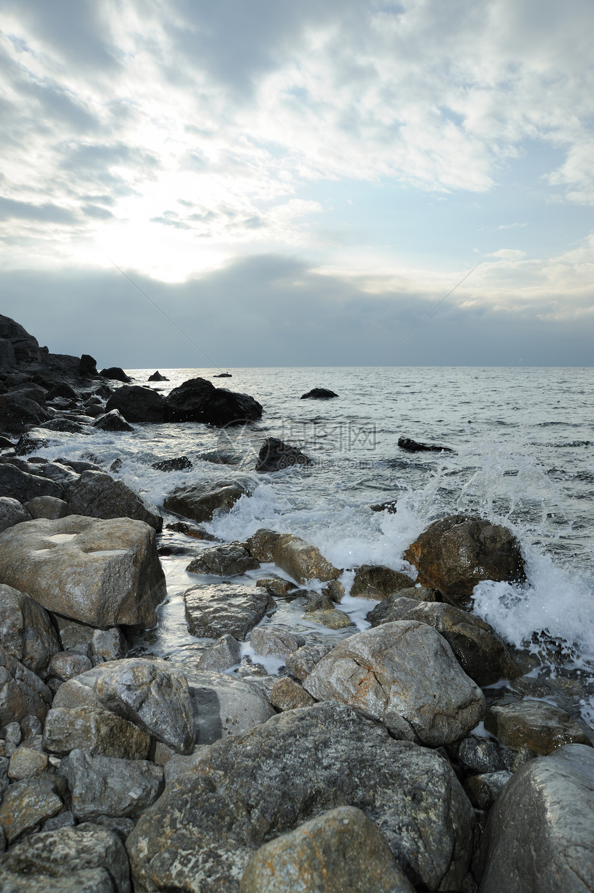 海岸石块的波浪海片天气石头海景风暴风景天空旅行海滩活力图片