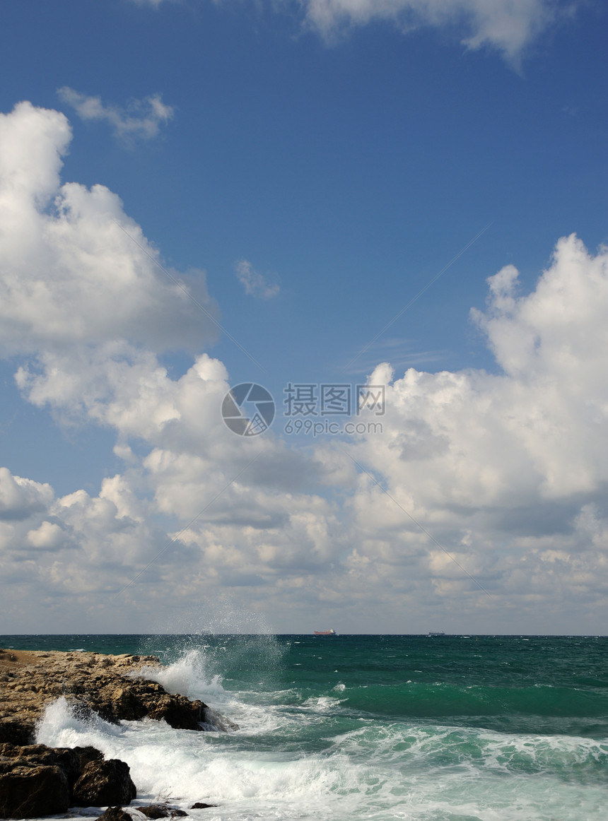 海岸石块的波浪天气压力泡沫风暴海浪冲浪运动蓝色喷涂海片图片