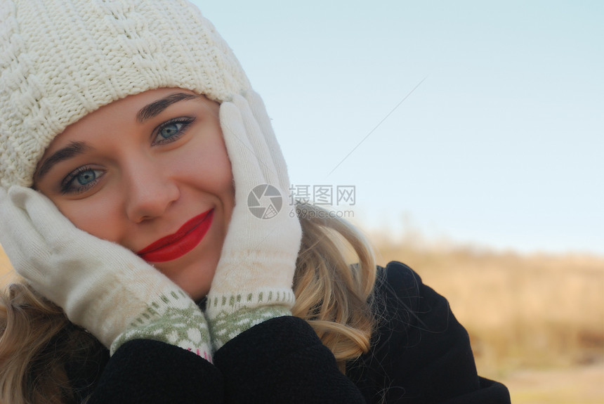 身着冬衣的女孩蓝色微笑衣服自由场景活动喜悦幸福沉思冒充图片
