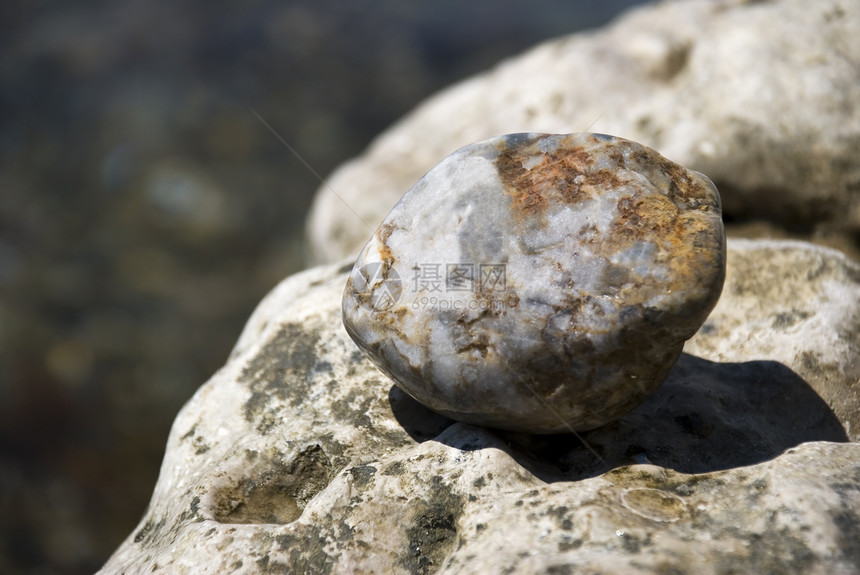 碎石石头灰色岩石旅行花岗岩爬坡海岸线海滩巨石力量图片