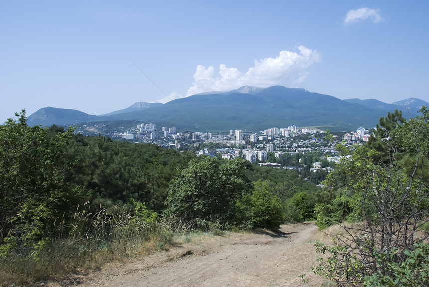 克里米亚山岳中的城市 地面上有道路图片