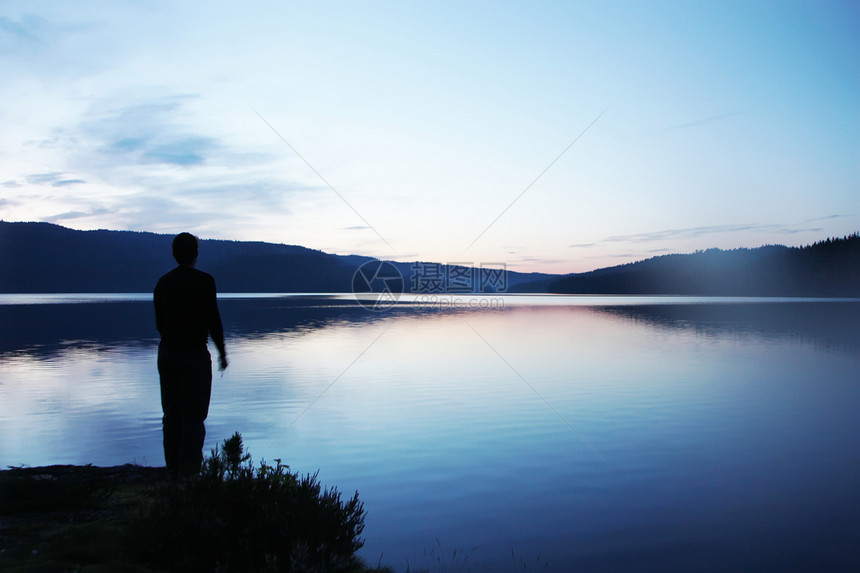 日落时北马尔马湖的景象爬坡支撑波纹蓝色地平线天空森林季节剪影镜子图片