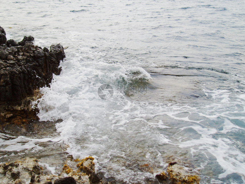 冲撞珊瑚礁的海水波浪泡沫石头波纹天堂发泡碰撞自由花岗岩火花雕塑图片