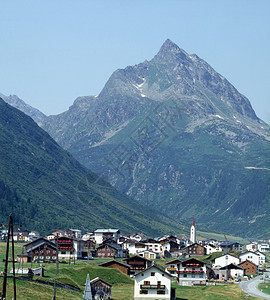 瑞士村山脉房屋顶峰教会村庄背景图片