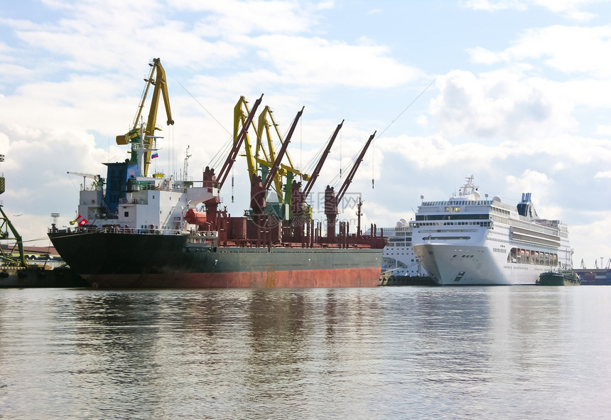 贸易港的货轮和客运船舶;图片