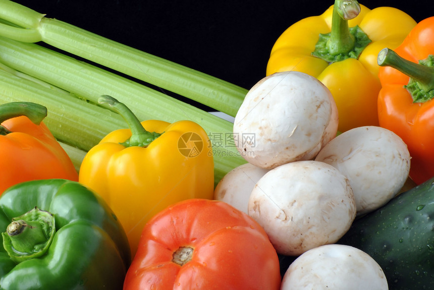 新鲜蔬菜在盘子上黄色黄瓜饮食食物背景健康绿色芹菜黑色胡椒图片