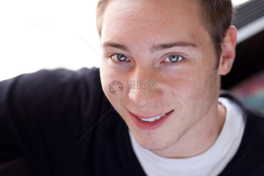 微笑的年轻人白色学生金发女郎大学男生黑发男人成人黑色图片