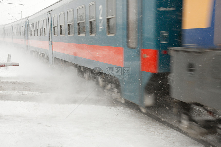 列火车曲线运输倒台乘客铁路商业运动白色爆破天气图片