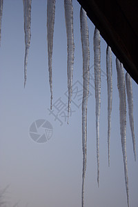 冰柱冻结水晶太阳房子天空背景图片