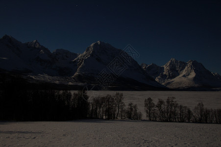 林杰内特月光中的林根阿尔卑斯山背景