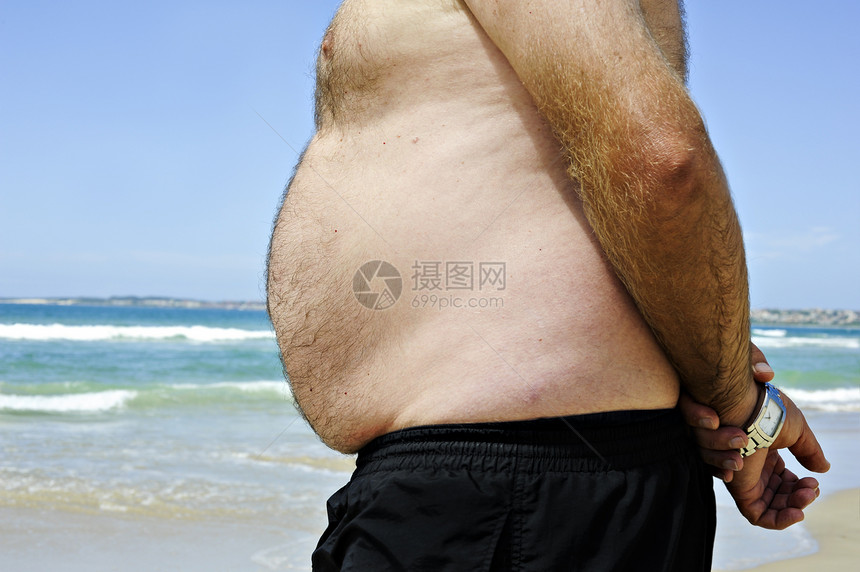 胖子在沙滩上图片
