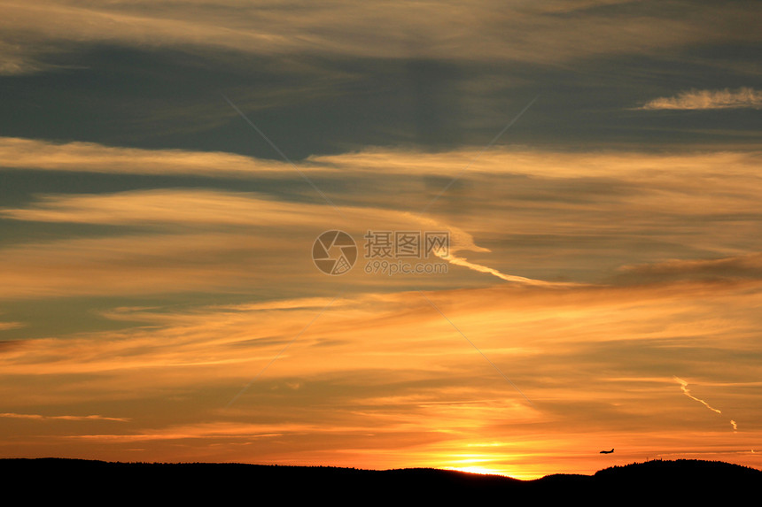 飞机着陆旅行天空太阳日落地平线运输图片