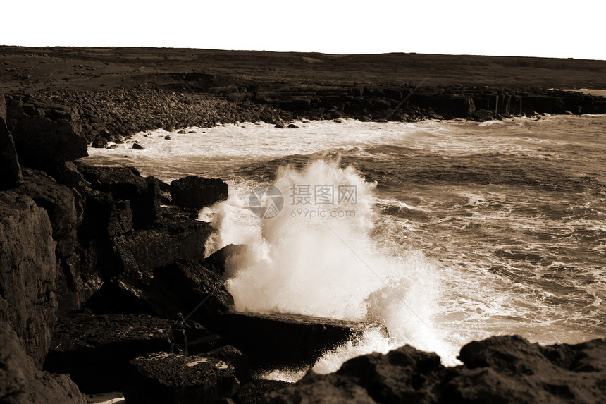 海岸悬崖上坠落的巨型海浪图片