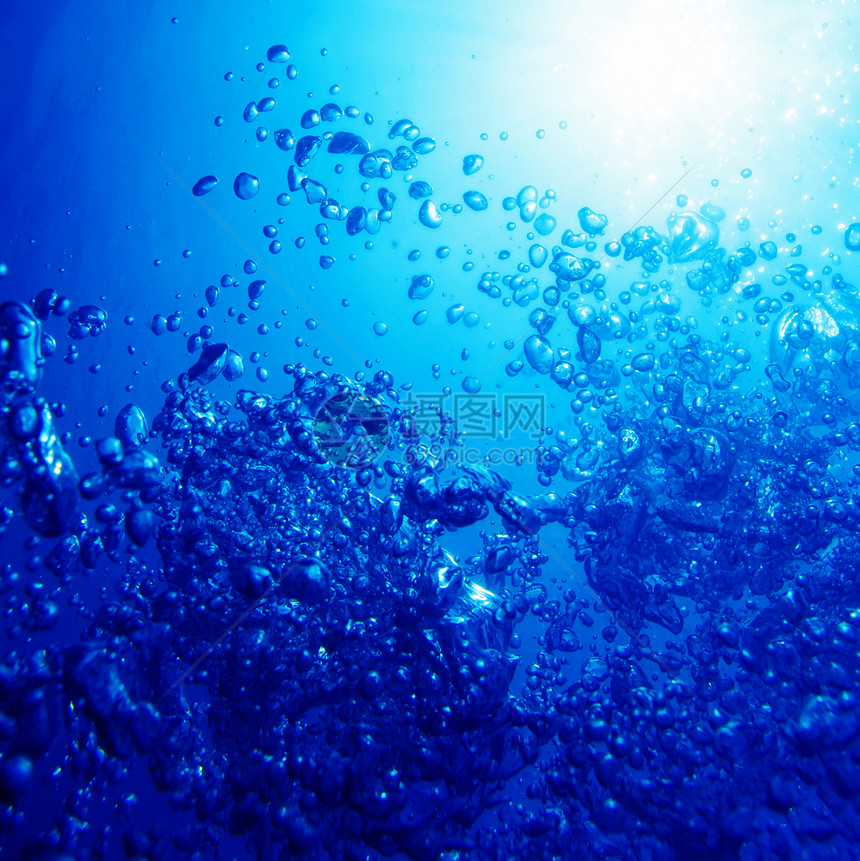 空气气泡圆圈温泉气源水滴反射气体呼吸水疱蓝色潜水图片