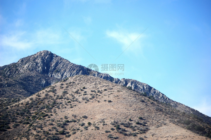 岩石和天空背景地球石头灰色巨石红色丘陵山脉棕褐色爬坡图片
