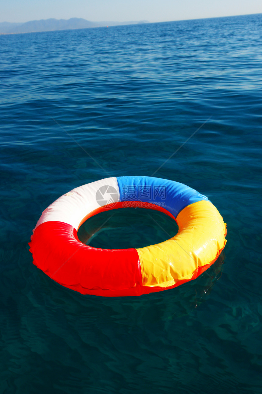 游泳环人员晴天生存巡航蓝色阳光玩具浮标漂浮稻草图片