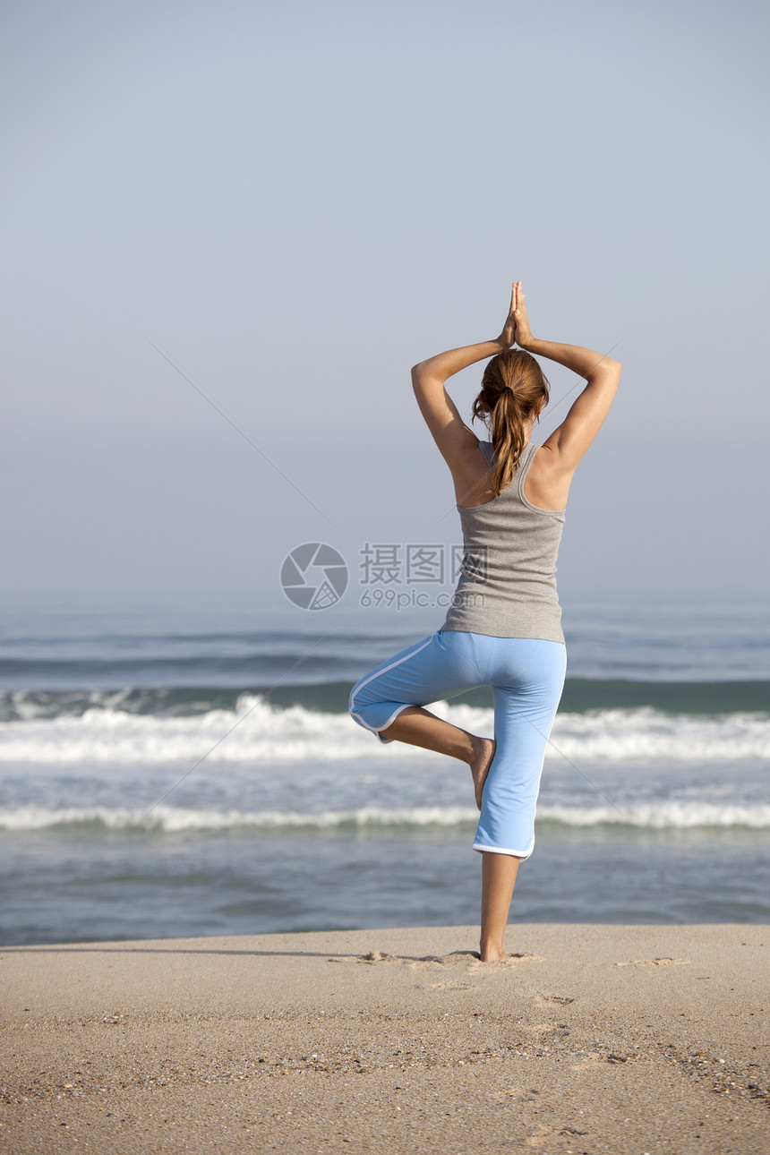 瑜伽时间活力海洋女性海岸成人享受黑发训练喜悦女孩图片