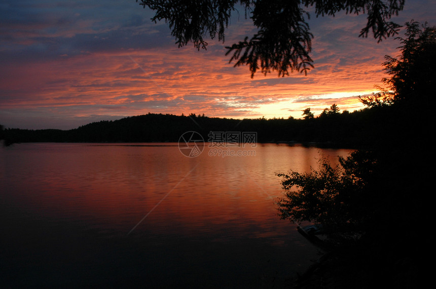日落在湖上池塘反思荒野红色反射湖泊图片