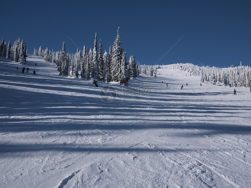 在下山的滑雪中爬坡娱乐血统寒冷寒意冷冻海拔下坡冰川升降椅图片