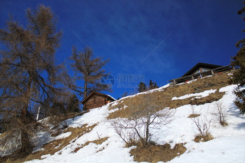 瑞士冬天的Chalet滑雪板风景雪堆休息滑雪假日森林大雪小屋小木屋图片