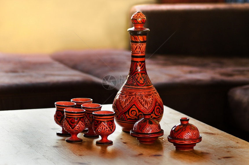 摩洛哥装饰的陶器放在桌上图片