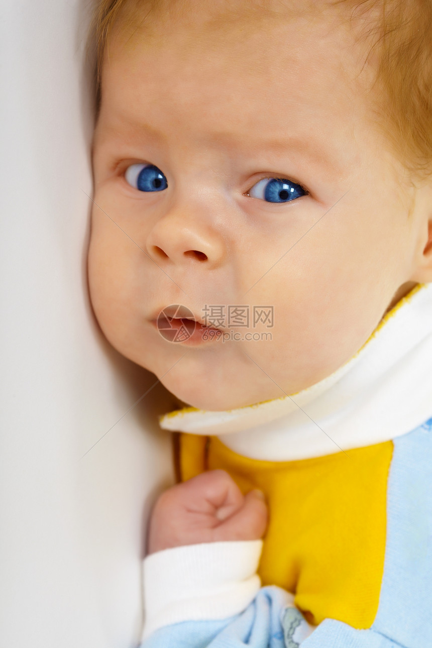 6个月婴儿的肖像图片