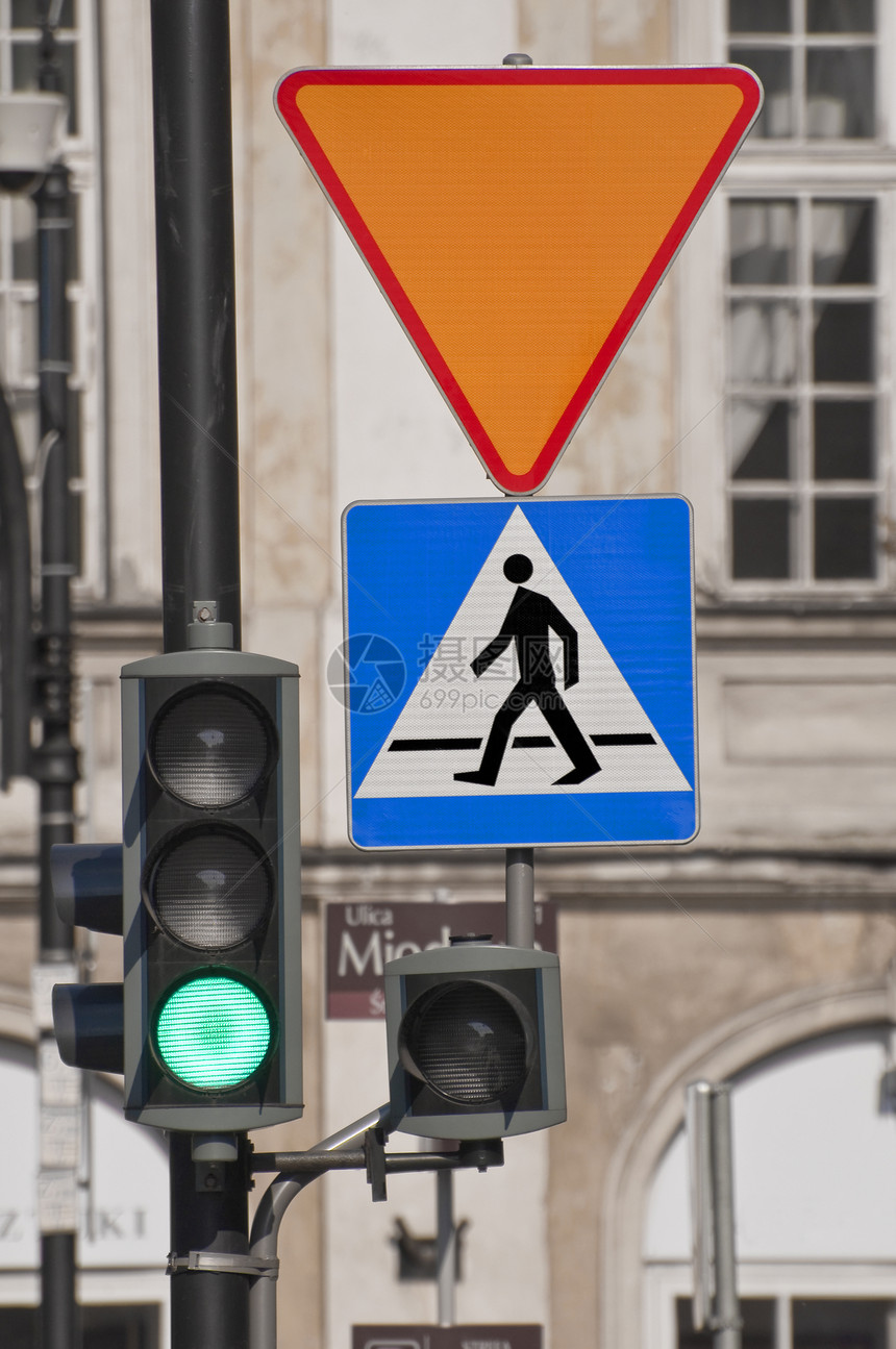 绿色交通灯行人路口信号命令穿越城市角落警告安全街道图片