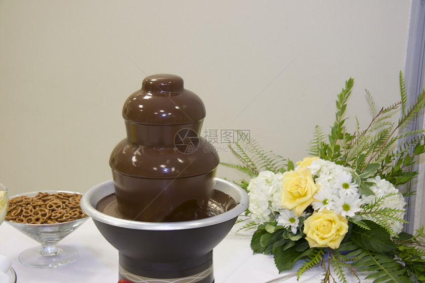 巧克力椰菜喷泉黄色甜点派对火锅美食食物白色图片