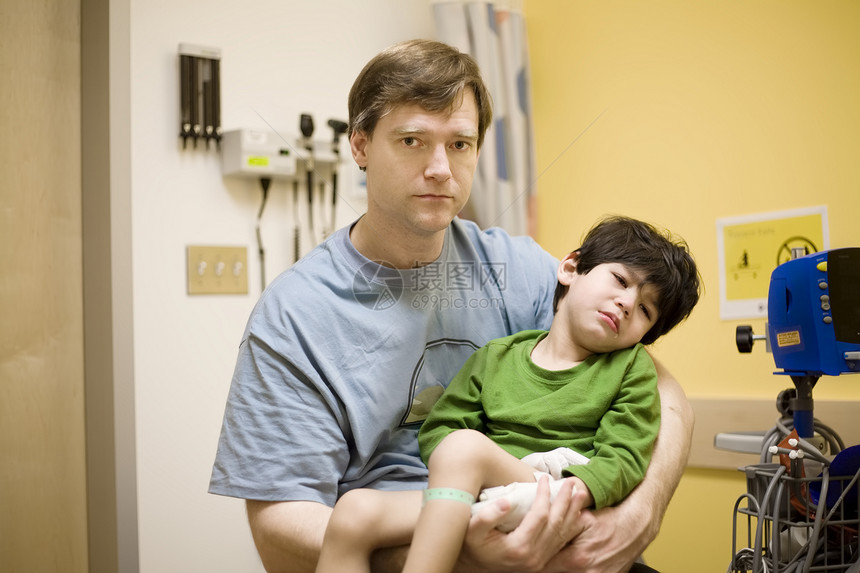 担心的父亲和孩子是医生的办公室家庭男生血压伤害儿子脑瘫图片