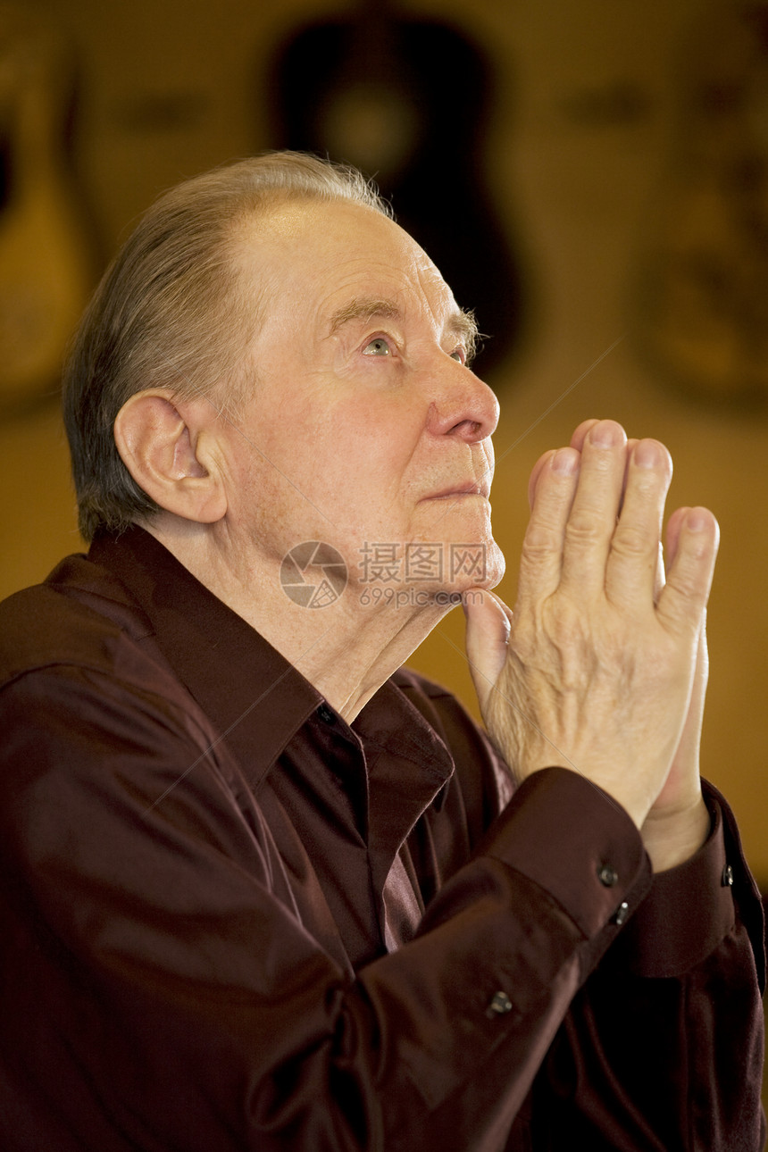 老人在教堂祷告男性宗教希望绅士男人思维悲哀白发白色孤独图片