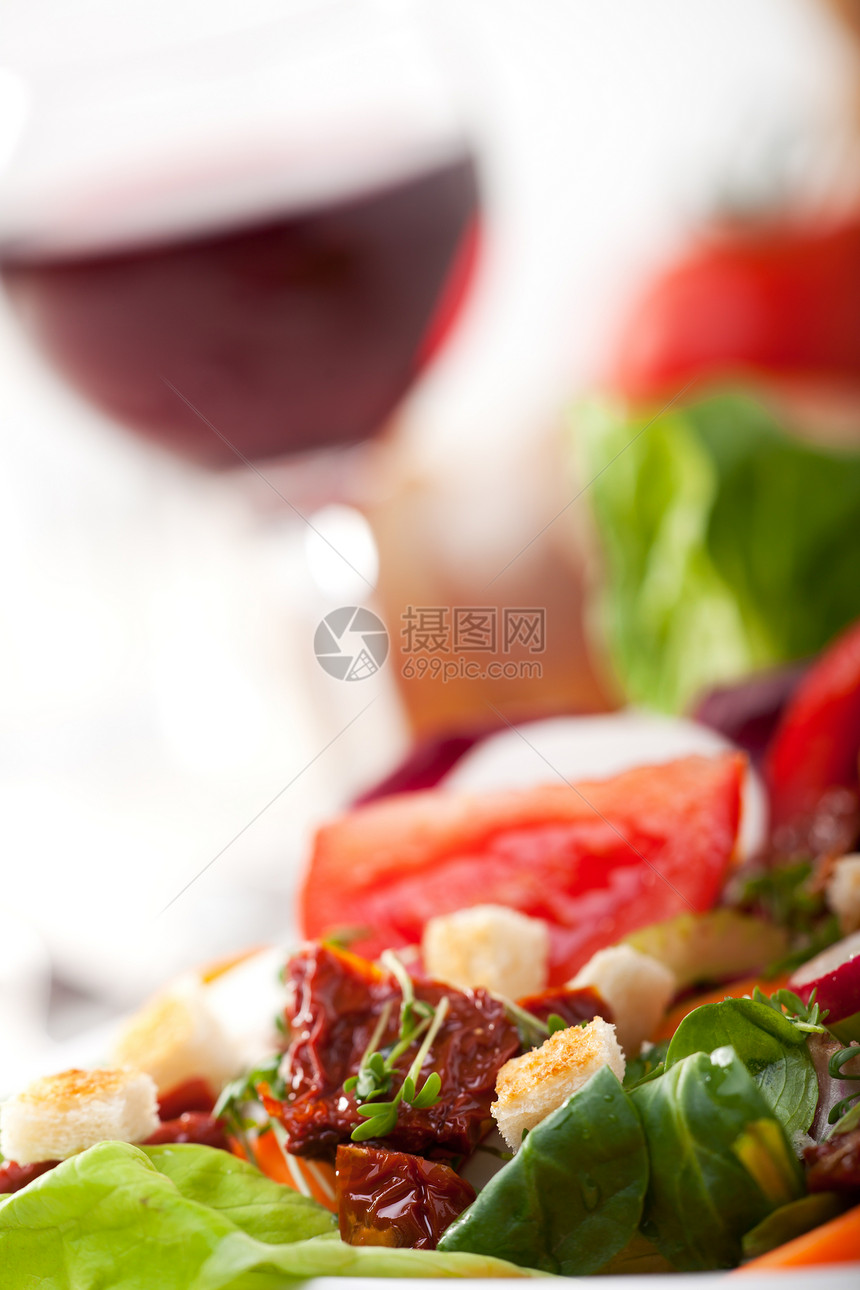 新鲜混合沙拉细节低脂肪蔬菜桌子美食胡椒玻璃叶子草本植物桌面芹菜图片