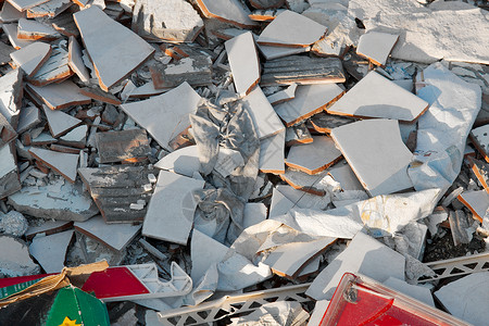垃圾回收桶拆除灰尘材料废墟瓷砖地震损害灰色金属垃圾场背景图片