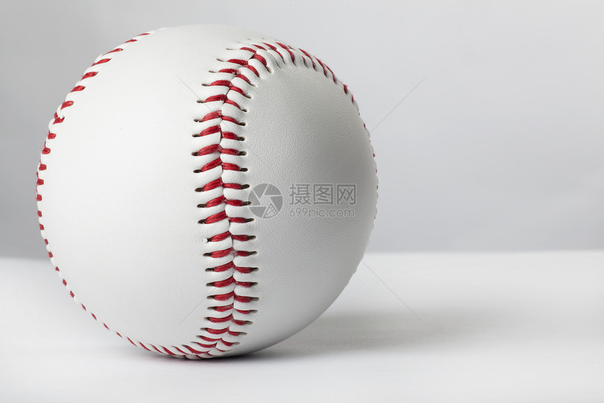 白桌上的棒球球图片